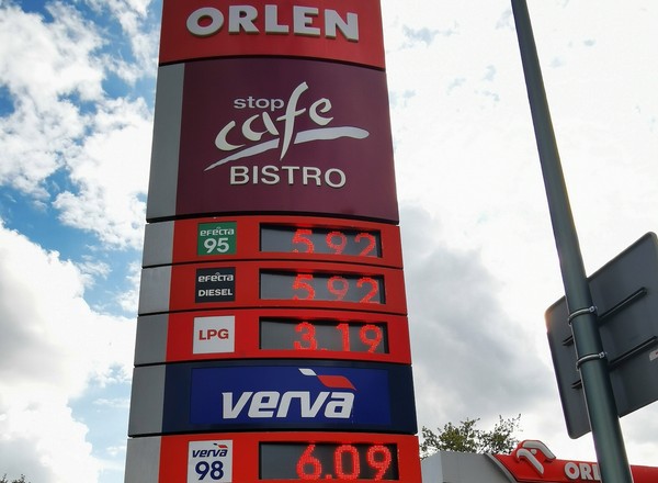 Ceny paliw. Czy rząd może je obniżyć? PSL dowodzi, że tak