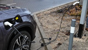Takie ładowarki to na razie rzadkość. Przekonują ceną ładowania i praktycznością