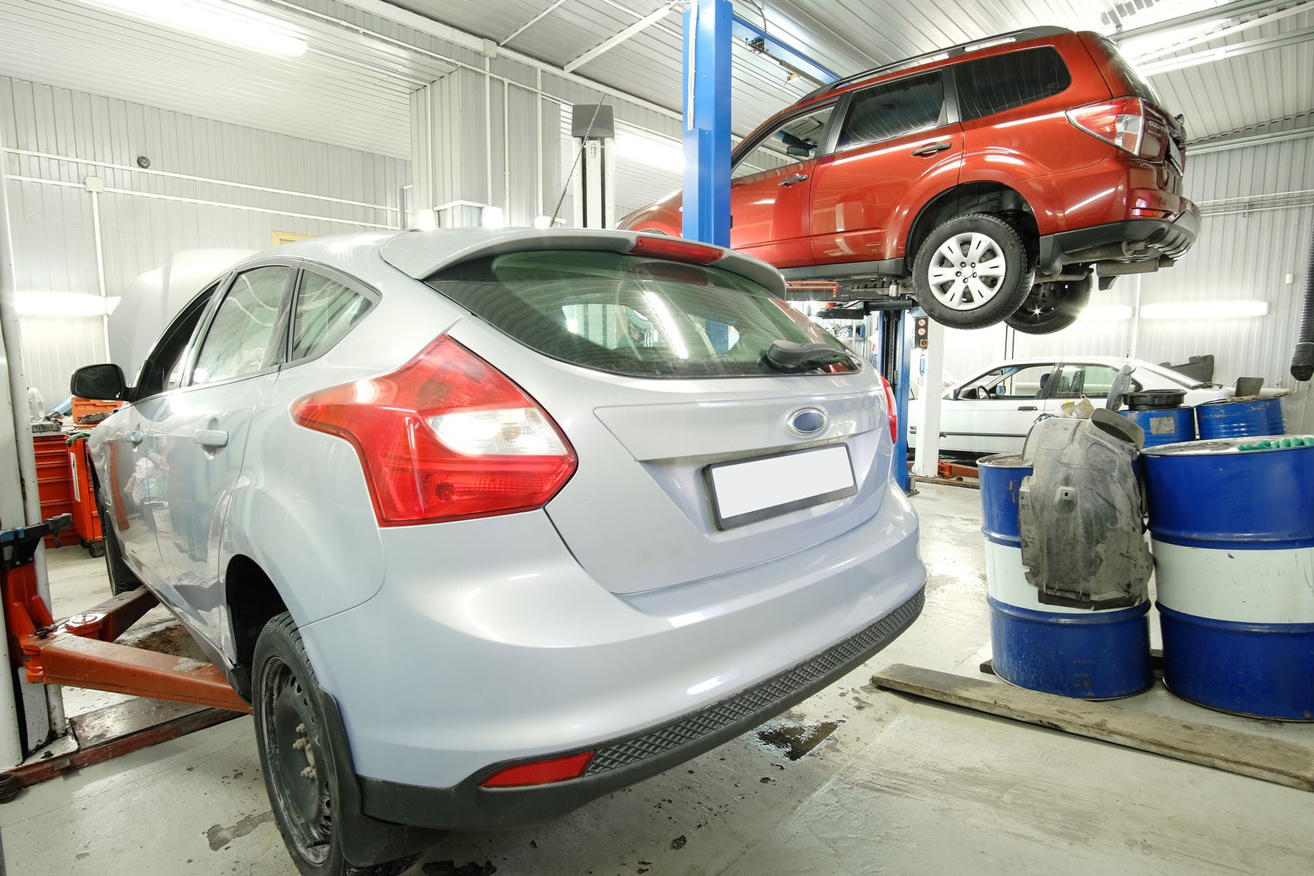 Uszkodzone progi i podciągi na skutek niewłaściwego użycia podnośnika