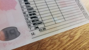 Prawo jazdy z ograniczeniem albo... rozszerzeniem. Co oznaczają kody na dokumencie?