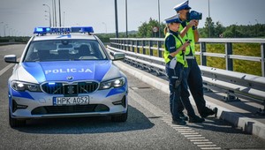 Policja wlepia mandaty za dekoncentrację. Solidne 500 zł i 12 pkt za jeden ruch ręką