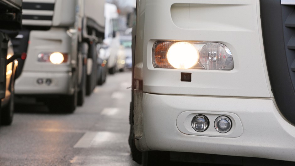 Kierowcy ciężarówek oczekują na odprawę w dramatycznych warunkach