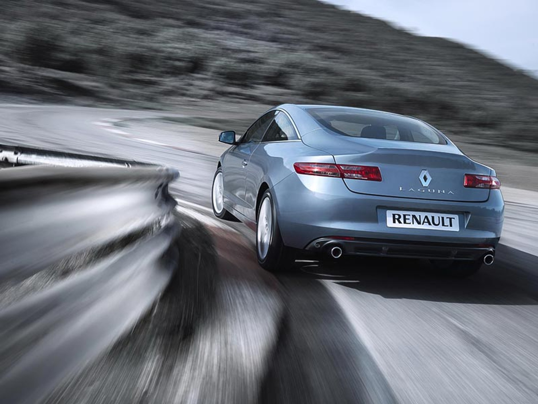 Seryjne coupé Renault Laguna odsłania swoje kształty