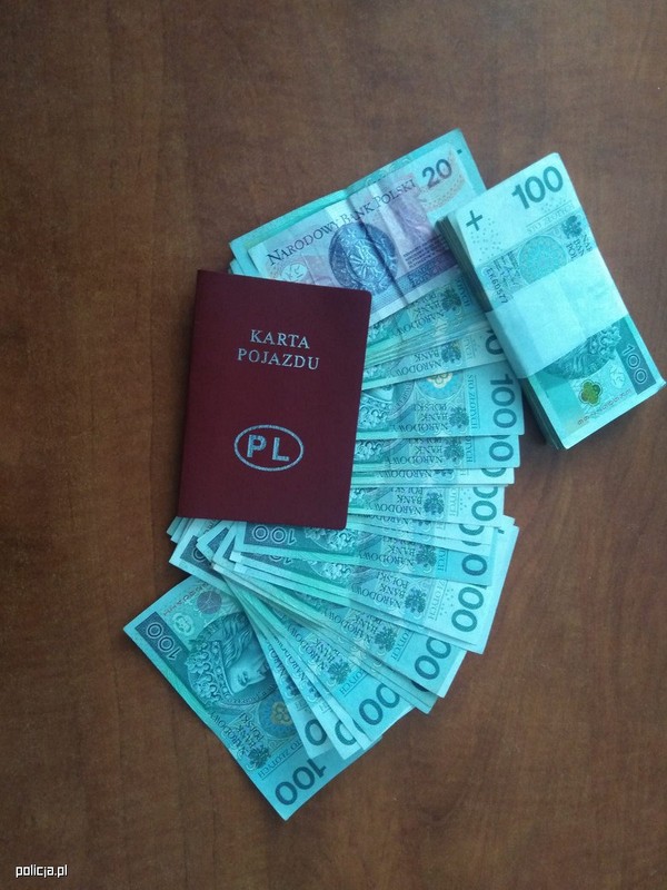 Pieniądze i dokumenty znalezione w miejscu zamieszkania podejrzanego