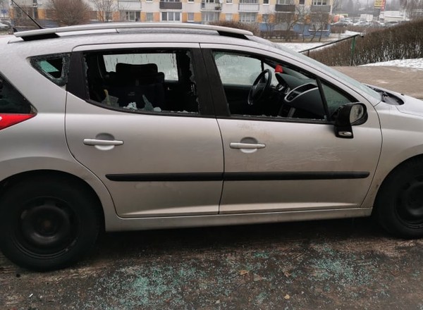 Łódź: zdemolował 6 aut, bo był zły na kolegę. Zatrzymał go lokator z pałką