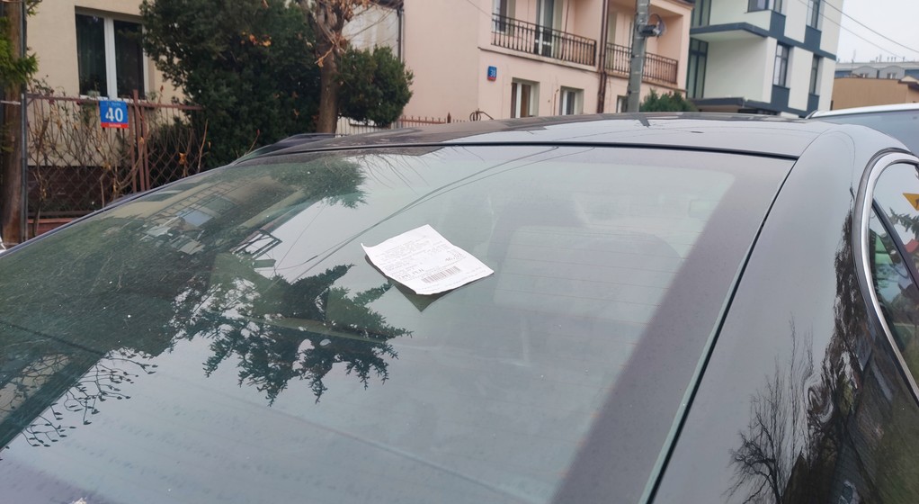 Kartka na tylnej szybie może być sposobem złodzieja na kradzież