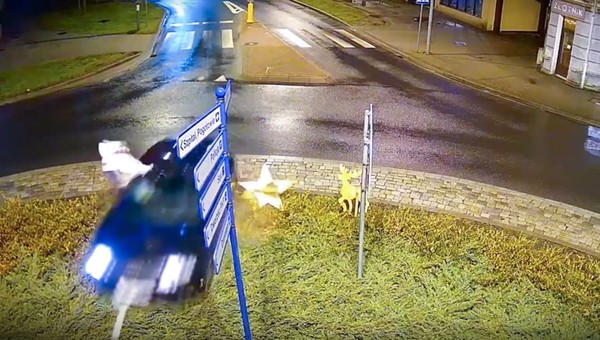18-latek w Audi przejechał przez środek ronda. Wszystko zarejestrował monitoring 