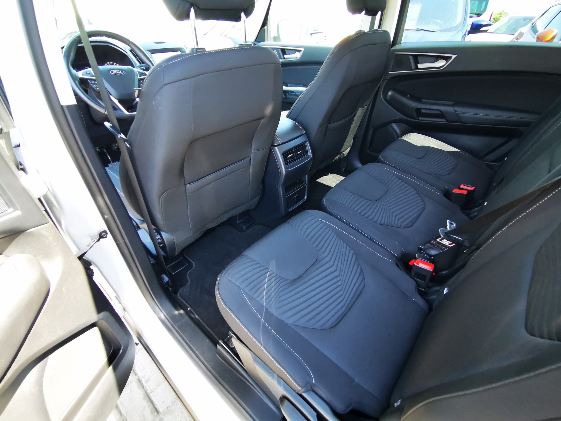 Ford S-Max z dieslem: tylna część wnętrza wygląda tak, jakby tu nikt jeszcze nie siedział