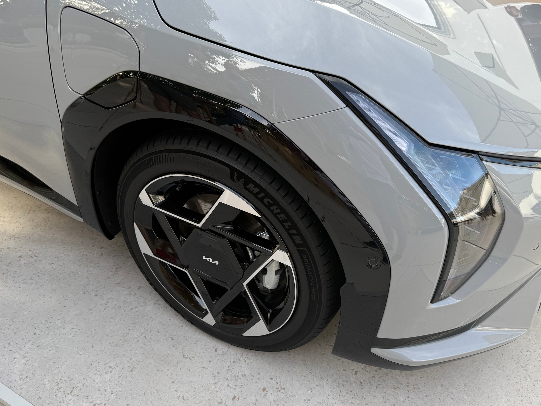 Najwyższa wersja wykończeniowa Kii EV4 ma detale nadwozia lakierowane na wysoki połysk