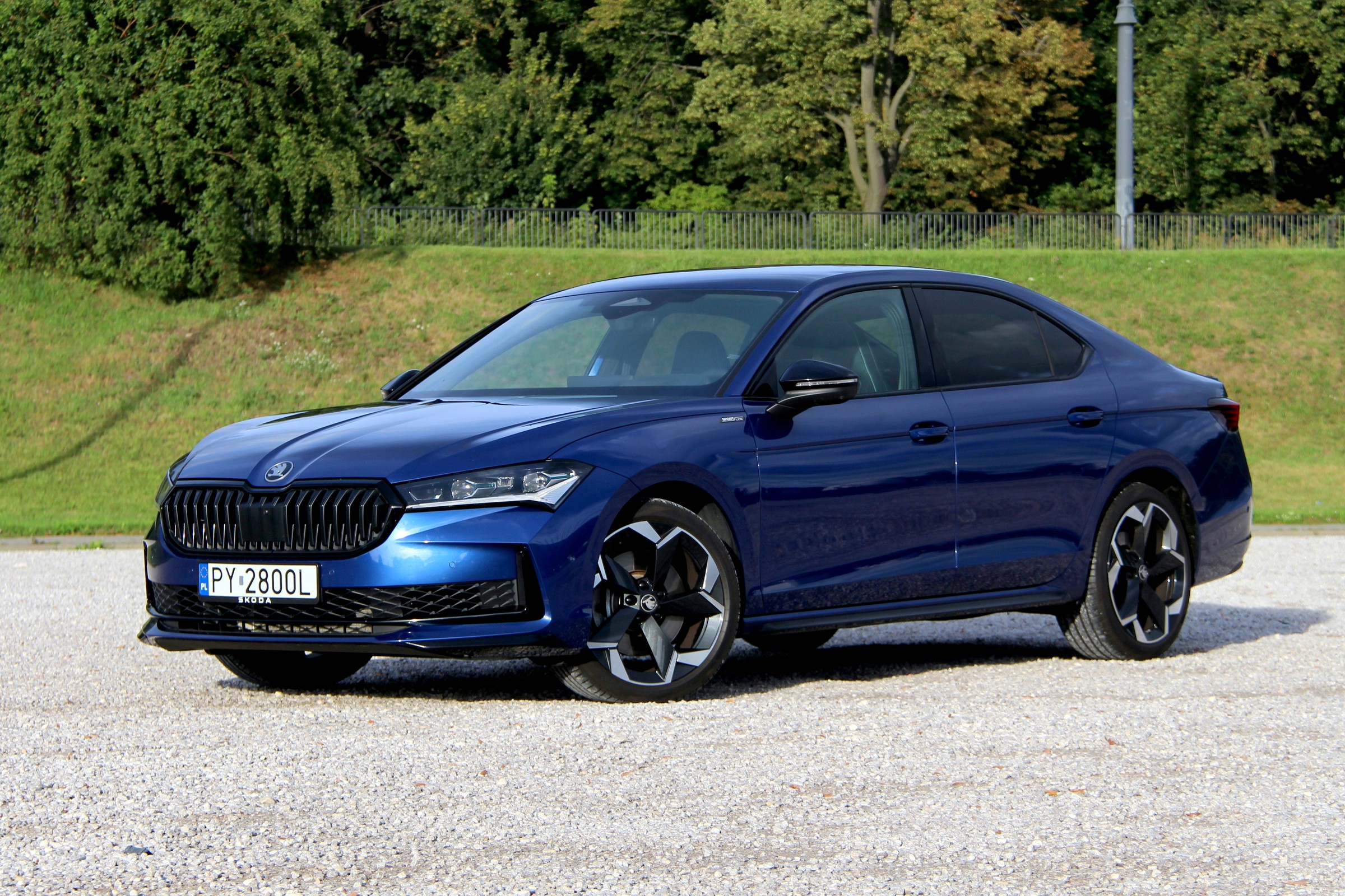 Co oferuje Skoda Superb Sportline? Przetestowałem topową benzynę
