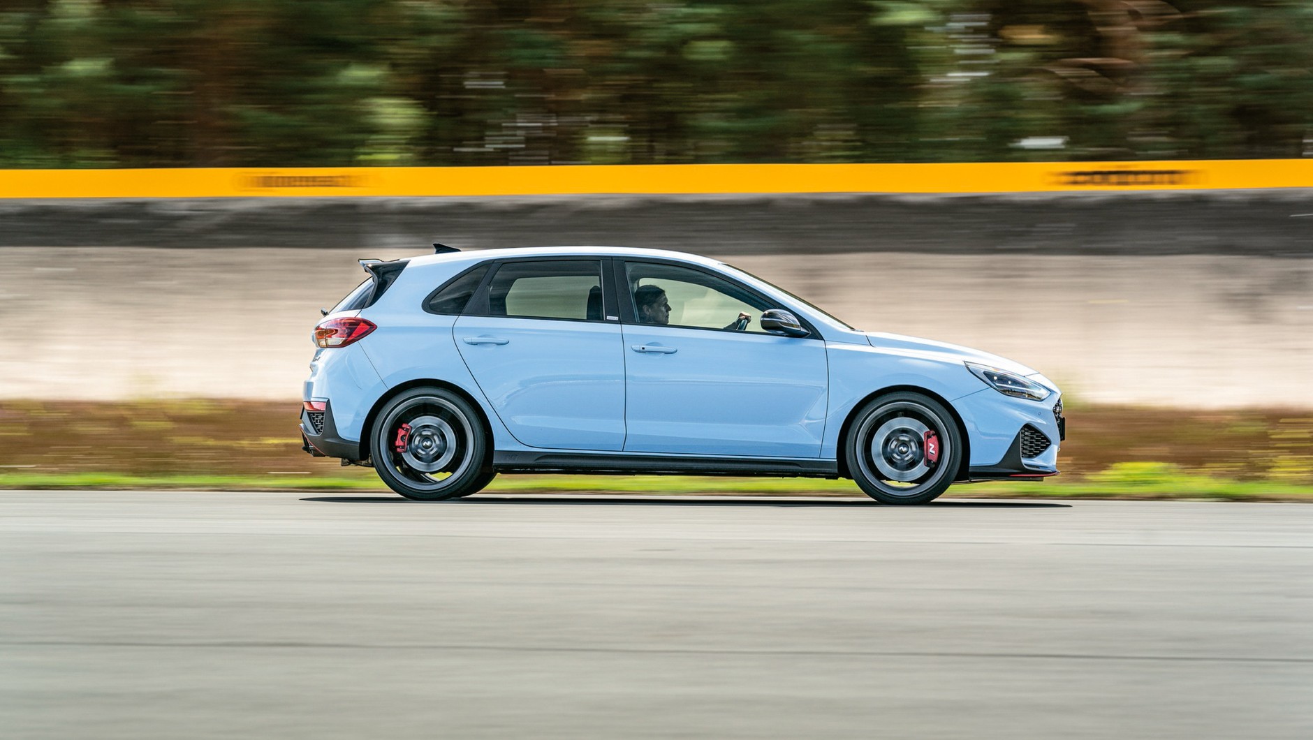 W tym porównaniu to Hyundai i30 N okazuje się bardziej radykalnie zestrojonym samochodem do sportowej jazdy po torze.