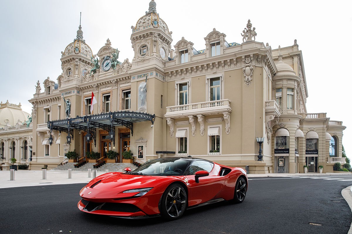 Charles Leclerc w Ferrari SF90 Stradale