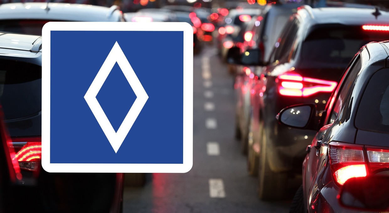 Znak z białym rombem to wciąż nowy znak na autostradach w Europie. Mandat to 600 zł
