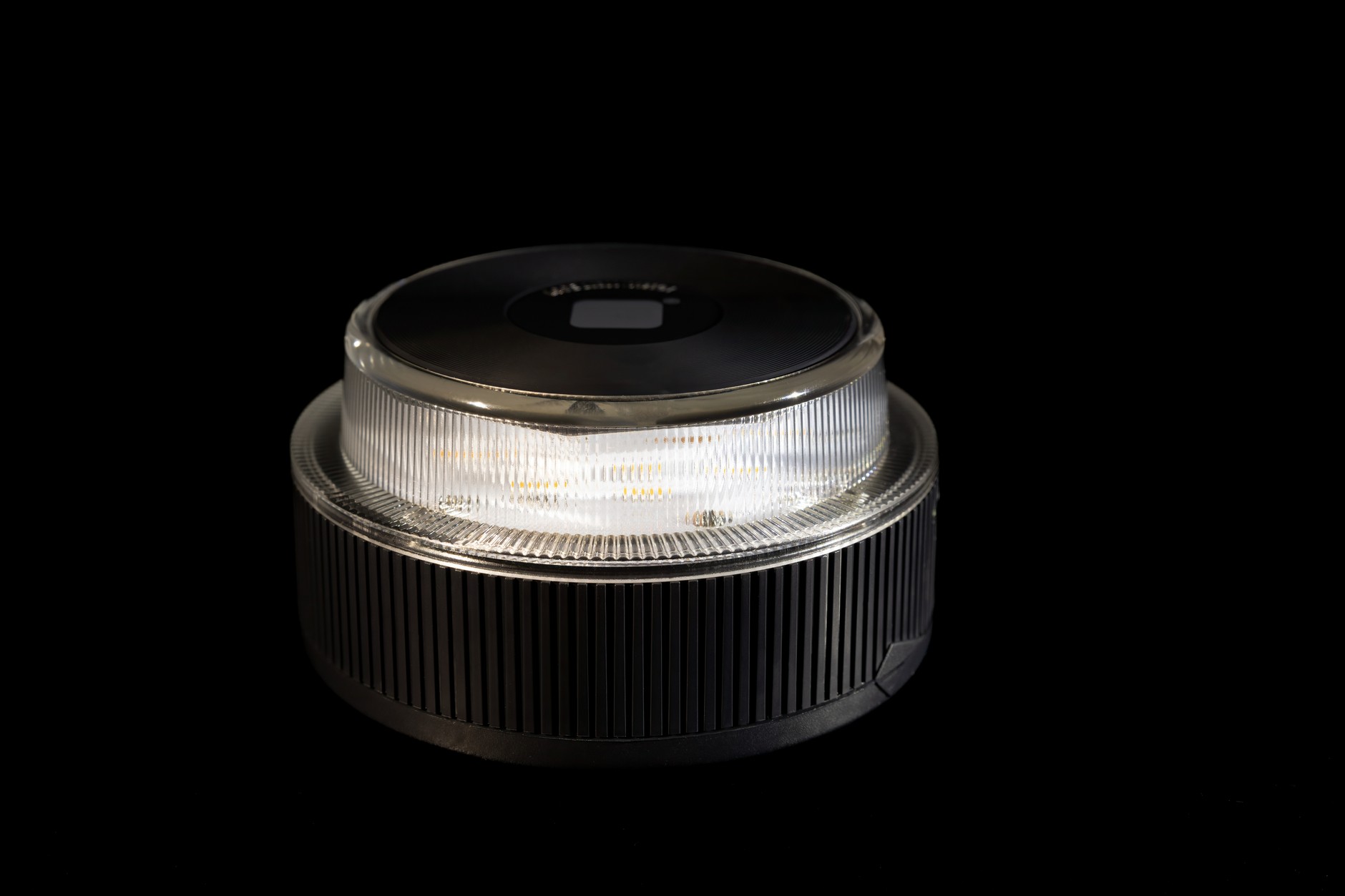 Lampa V16 ma wbudowany lokalizator i nadajnik