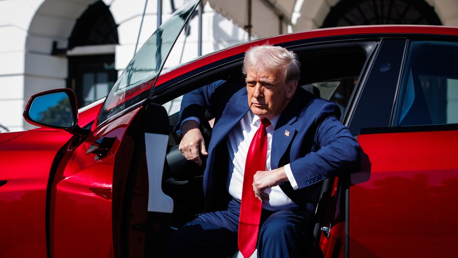 Prezydent Donald Trump reklamuje Teslę pon Białym Domem