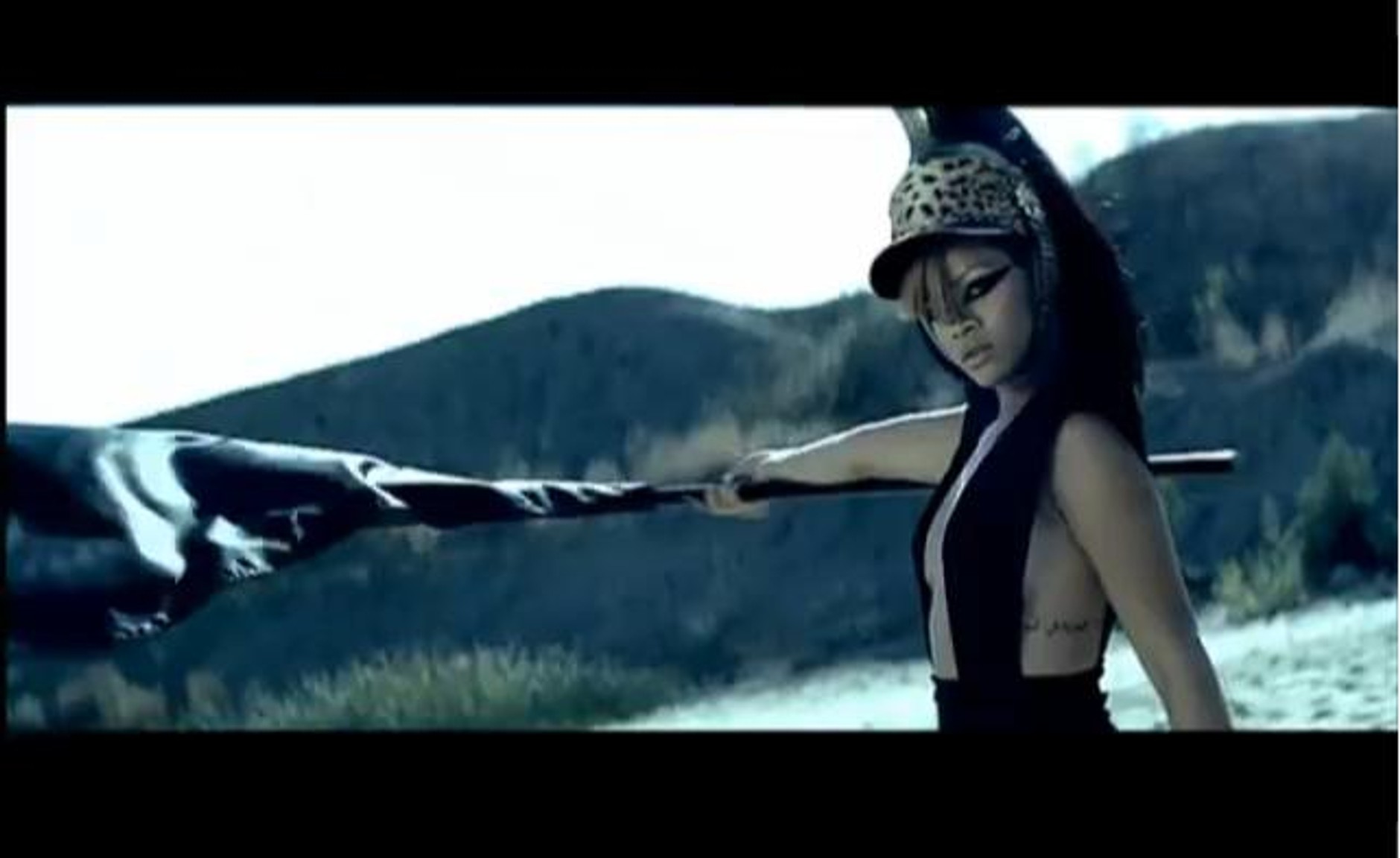 Rihanna na różowym czołgu