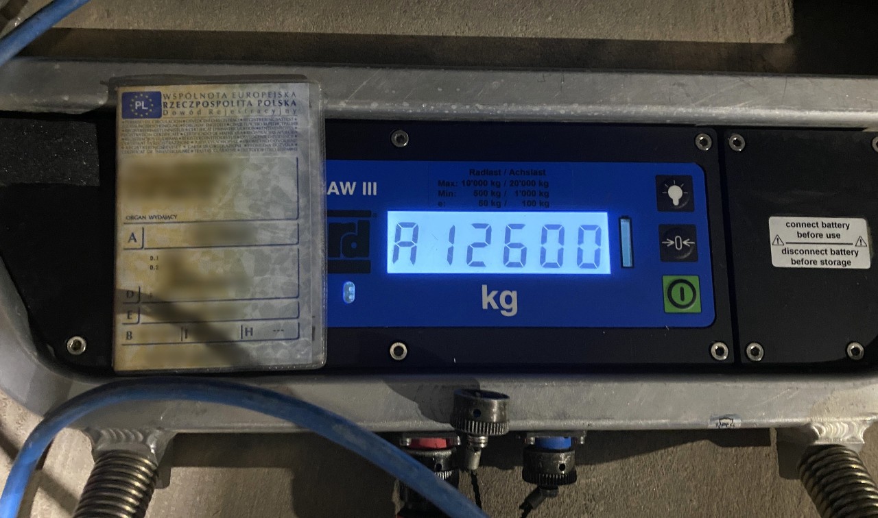 Zestawem ciężarowym przewożono zdecydowanie za dużo wiśni. Nadmiar masy ładunku spowodował przekroczenia nacisków kół osi napędowej na drogę.