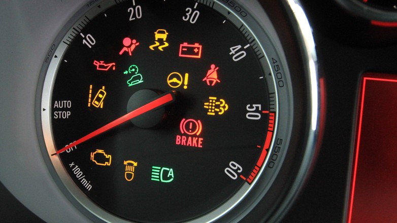 Czy znasz motoryzacyjne skróty? Czy wiesz, co oznaczają kontrolki w Twoim aucie?