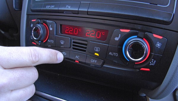 Klimatyzacja automatyczna w różnych autach potrafi mieć zupełnie inne algorytmy działania. Czasem tryb automatyczny rzeczywiście zapewnia komfort w upały, ale często zdarza się, że trzeba wymusić ustawienia manualne. Najbezpieczniej w trakcie używania klimatyzacji nie korzystać z nawiewu na nogi - czasem może tamtędy polecieć ciepłe powietrze wbrew woli kierowcy.