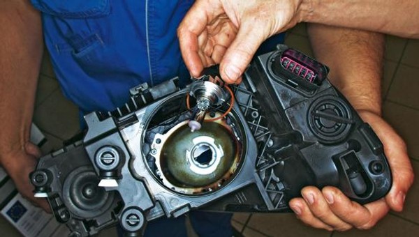 Mechanik trafił przed sąd za żarówkę i 10 złotych