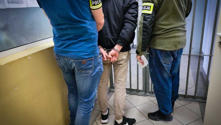 Kierowca z zakazem i narkotykami zatrzymany przez policjantów
