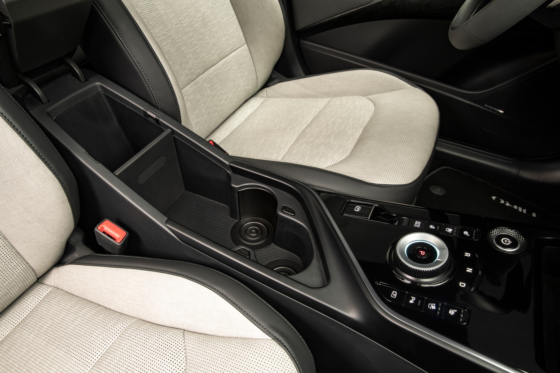 Między fotelami Kii Niro II znalazł się obszerny i modularny schowek.