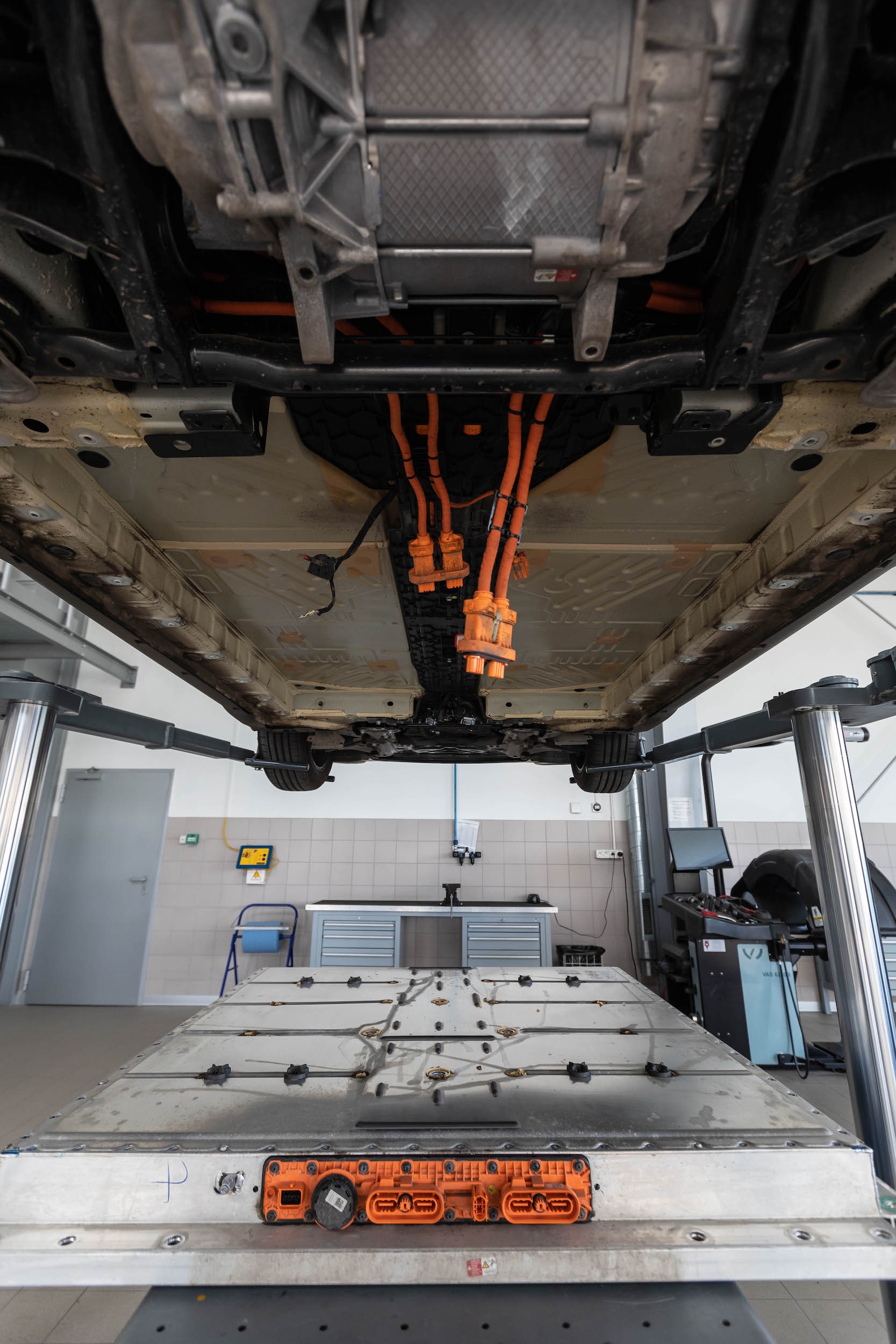 Demontaż akumulatora z Volkswagena ID.3 w Technicznym Centrum Szkoleniowo-Serwisowym w Poznaniu