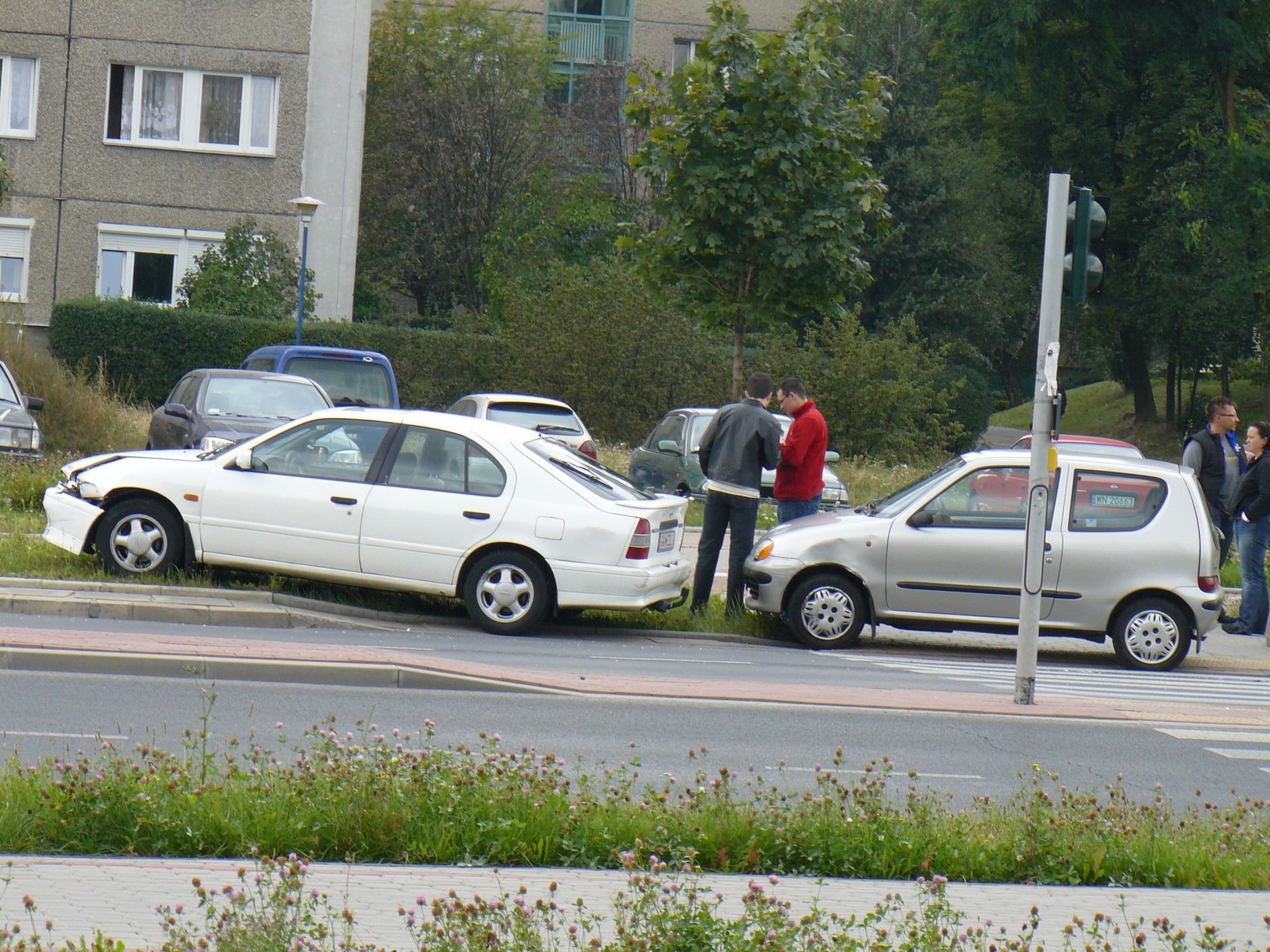 Kiedy nie używamy kierunkowskazów podczas zmiany pasa ruchu znacznie łatwiej o kłopotliwą stłuczkę.