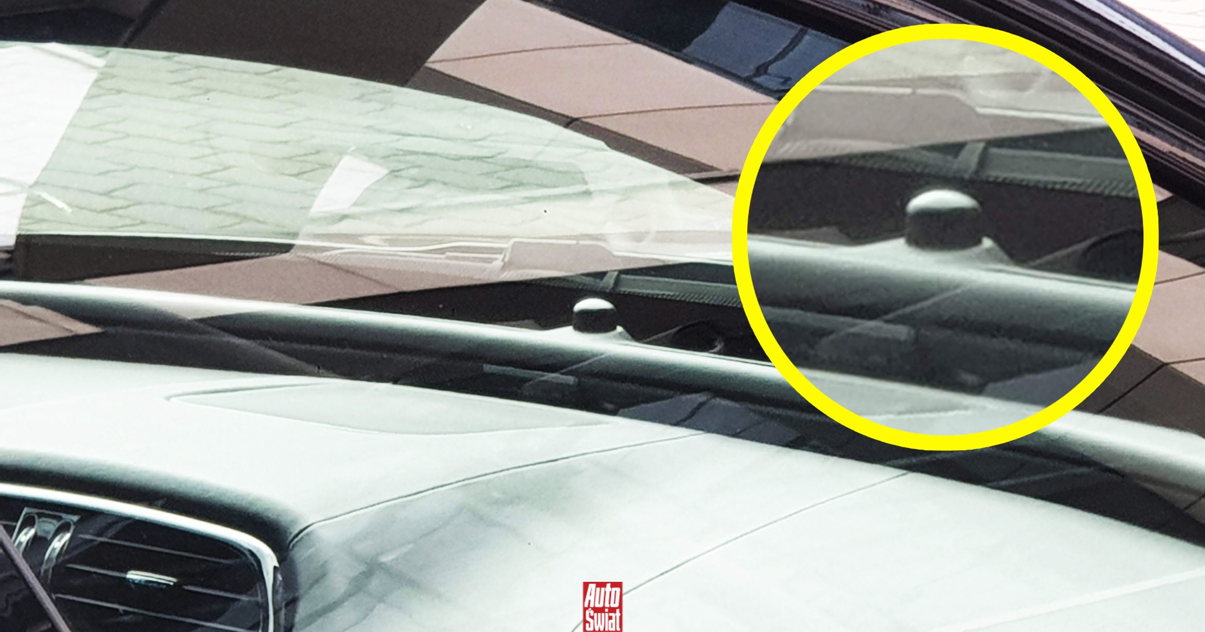 Tajemnicza kulka na desce rozdzielczej. To kluczowy element. Wyjaśniamy, do czego tak naprawdę służy