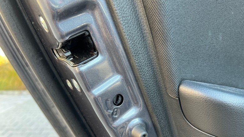 Zabezpieczenie przed otwarciem drzwi od strony kabiny