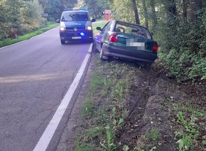 Pijany utknął autem na poboczu i poprosił innego kierowcę o pomoc. Tego się nie spodziewał