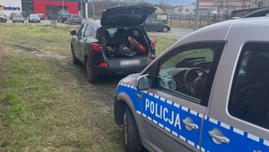 Policjanci zatrzymali go za nieprawidłowe zawracanie. Gdy otworzyli bagażnik, zobaczyli worki