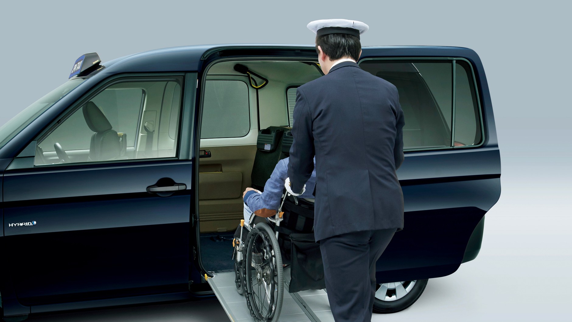 Uwzględniono platformę do transportu wózków. Toyota JPN Taxi