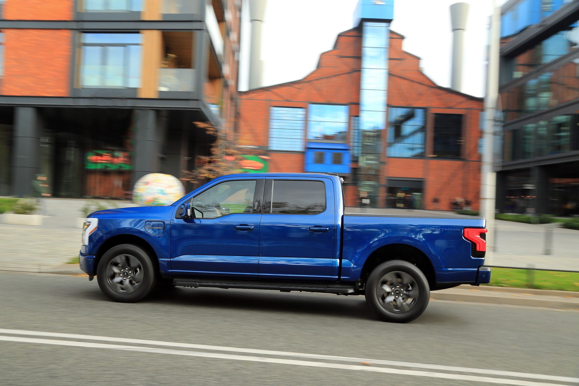 Elektryczny Ford F-150 Lightning najtańszej wersji kosztuje w USA ok. 50 tys. dolarów. Nowy pickup, w którego produkcję inwestuje Jeff Bezos ma być o połowę tańszy.