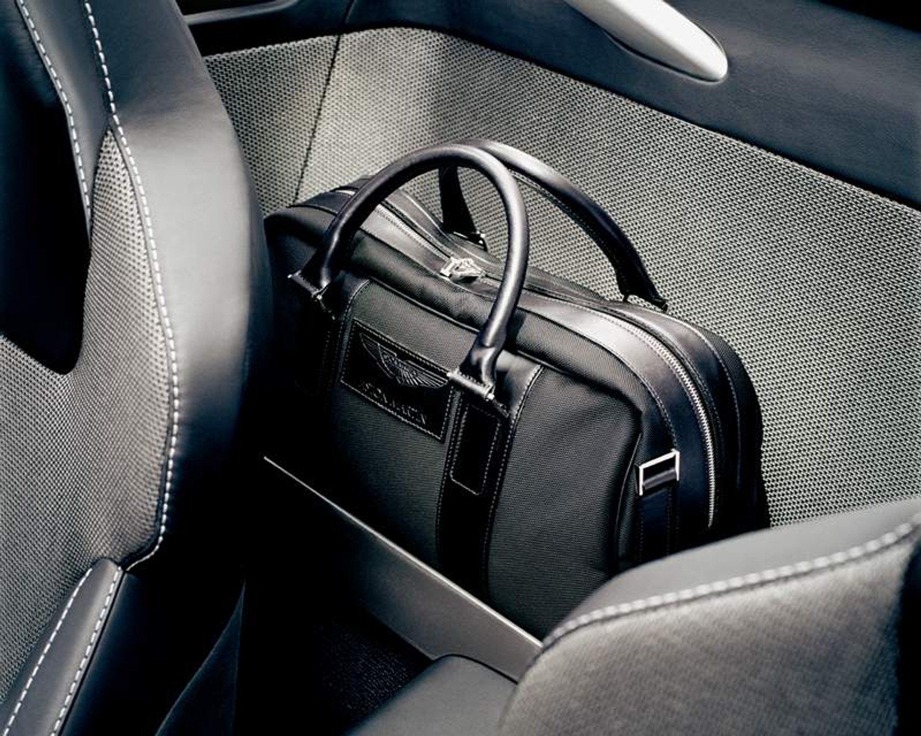 Aston Martin V8 Vantage: więcej mocy dla starszych wersji