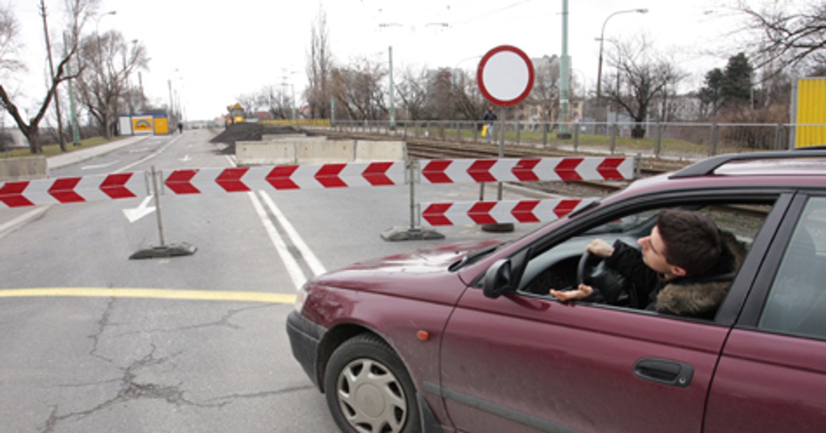 GPS: omiń korki i remonty. Radzimy jak wykorzystać nawigację, by ominąć drogi wyłączone z ruchu