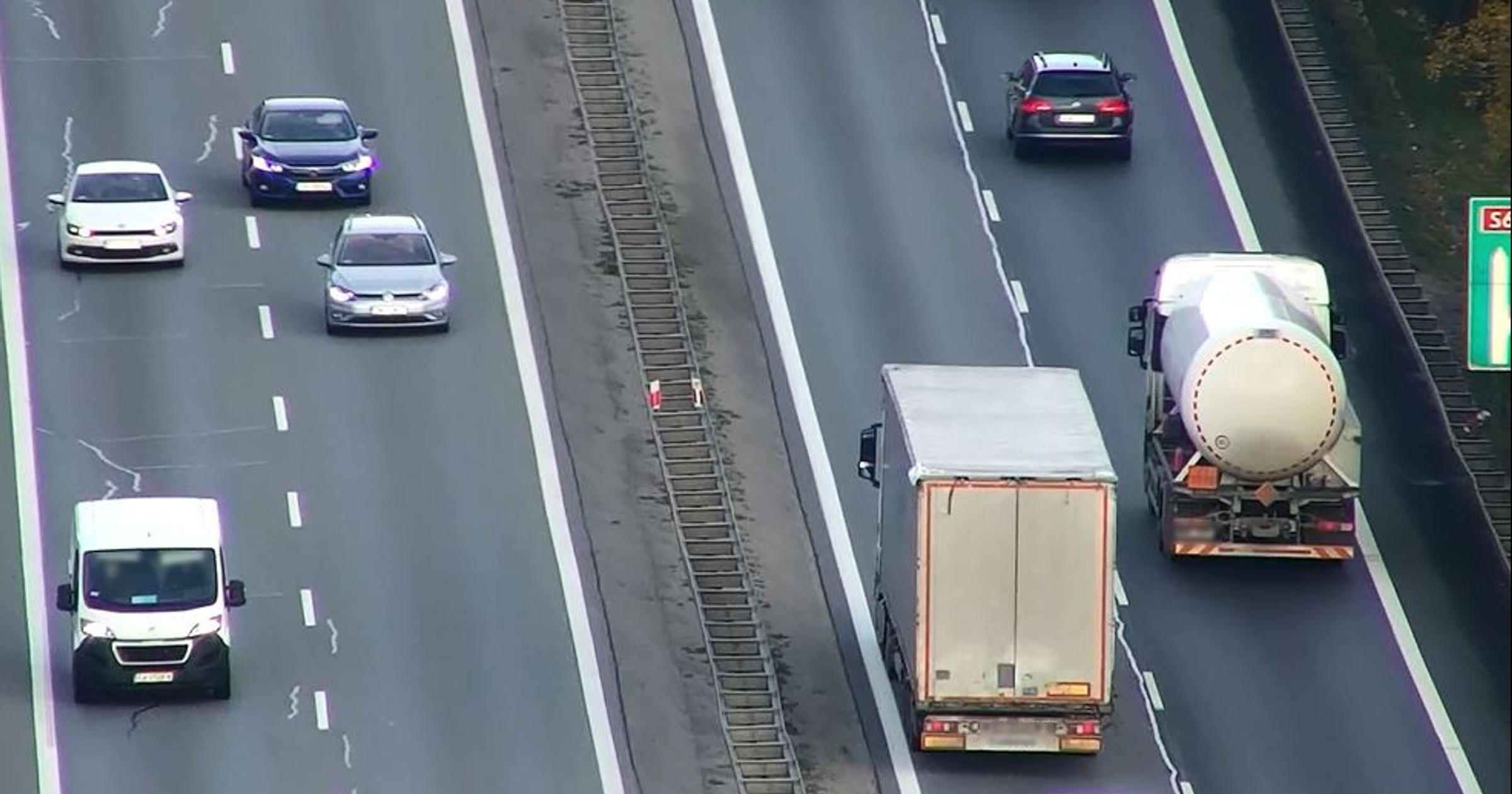 Dron patroluje autostradę