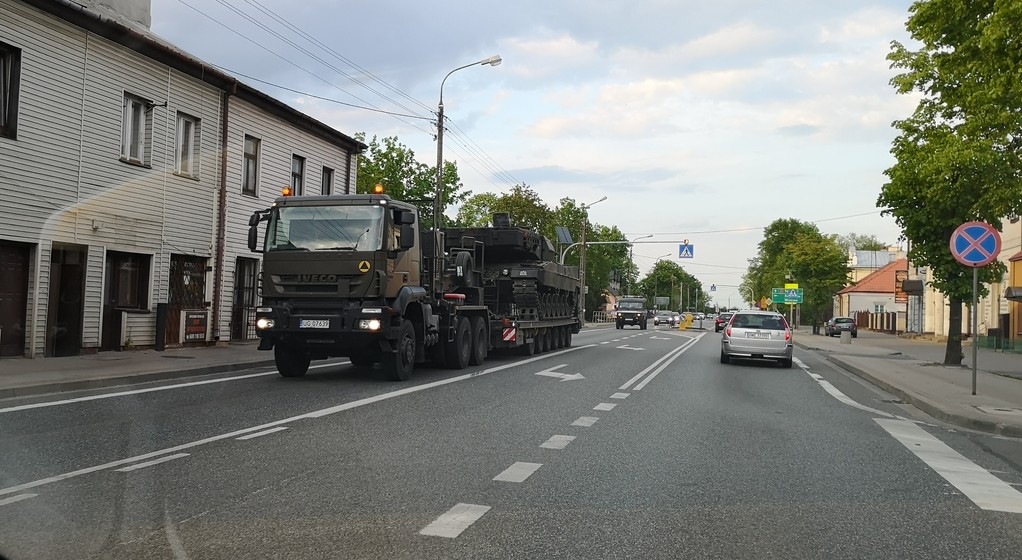 Kolumna wojskowa na drodze krajowej