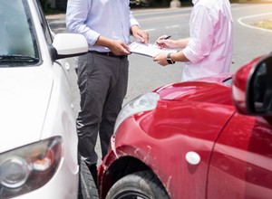 Wypadek z cudzej winy, a ubezpieczyciel nie chce zapłacić za solidną naprawę auta. Jak z nim wygrać?