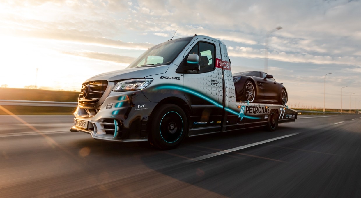 Efektowna autolaweta z Polski - oto Mercedes Sprinter Petronas Edition