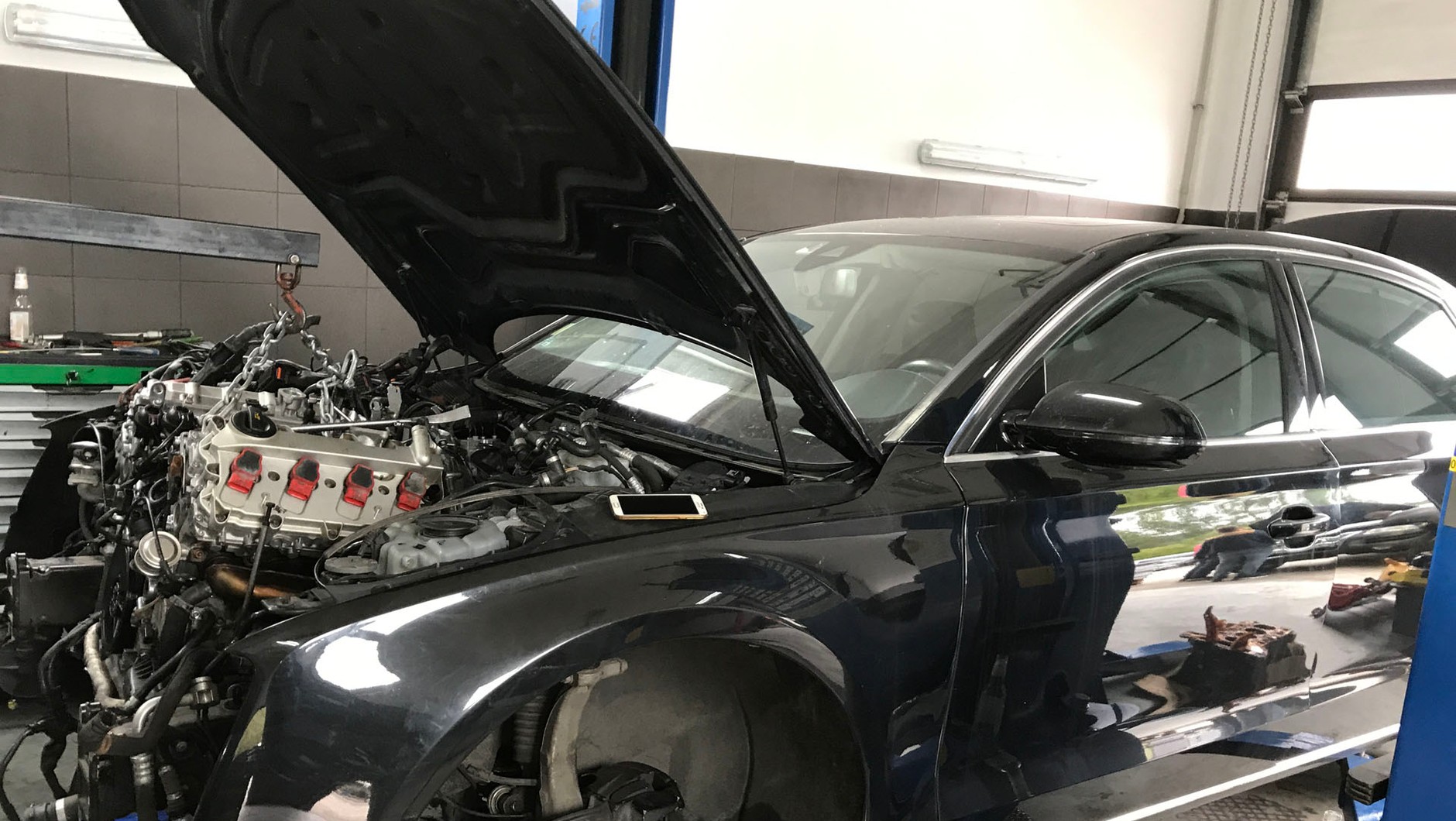 Na zdjęciu Audi z silnikiem benzynowym 4.2 
– moc tych silników to 
– w zależności od rocznika 
i wersji – 350 KM i więcej. Wymiana silnika na nowy to w przypadku kilkuletniego auta koszt przekraczający wartość auta. Ekonomicznie sensowny jest montaż używanej jednostki.