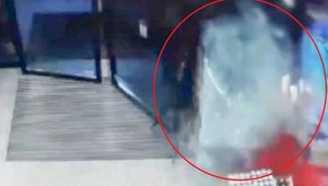 Wyrwał drzwi Mercedesa i wjechał do sklepu na stacji paliw [WIDEO]