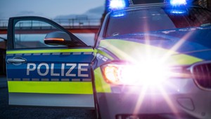 Tragiczny wypadek na niemieckiej autostradzie A44: Porsche spłonęło, dwie osoby nie żyją