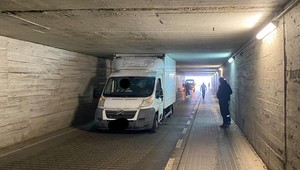 Dostawczak nie zmieścił się w tunelu w Toruniu. Musieli go wyciągać strażacy