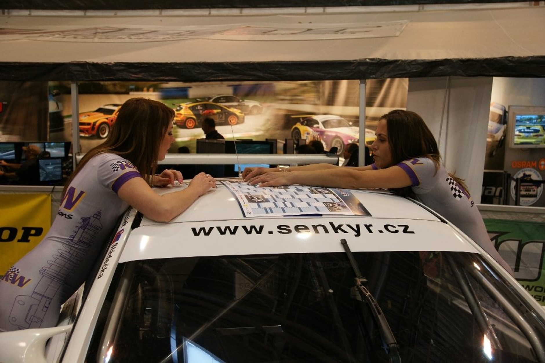 Essen Motor Show 2009: gorące dziewczyny i szybkie maszyny