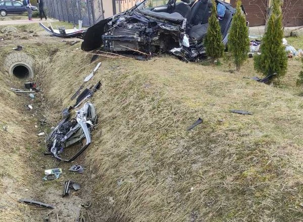 Golf nagle wzbił się w powietrze. Wszystko nagrała kamera na kościele [WIDEO]