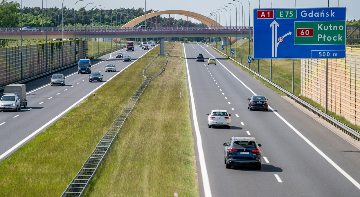 Czy można wyprzedzić z prawej strony? Przepisy są jasne. Wyjaśniamy wątpliwości