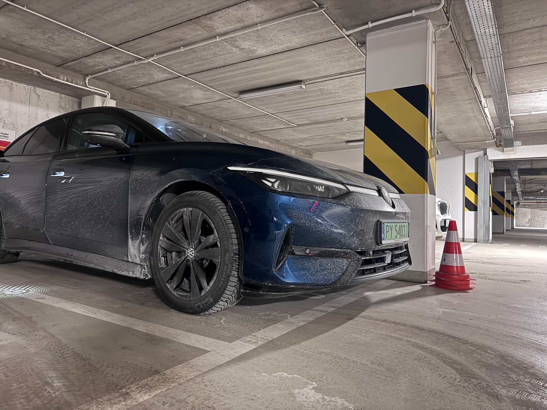 W ciepłym garażu auto nie powinno być osolone. Powinno się je wcześniej umyć 