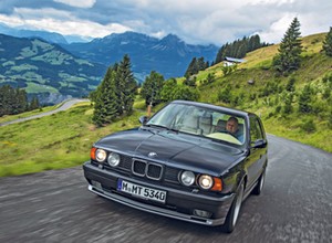 BMW M5 Touring z 1992 roku: pierwsze kombi, które z "emki" ma nie tylko znaczek