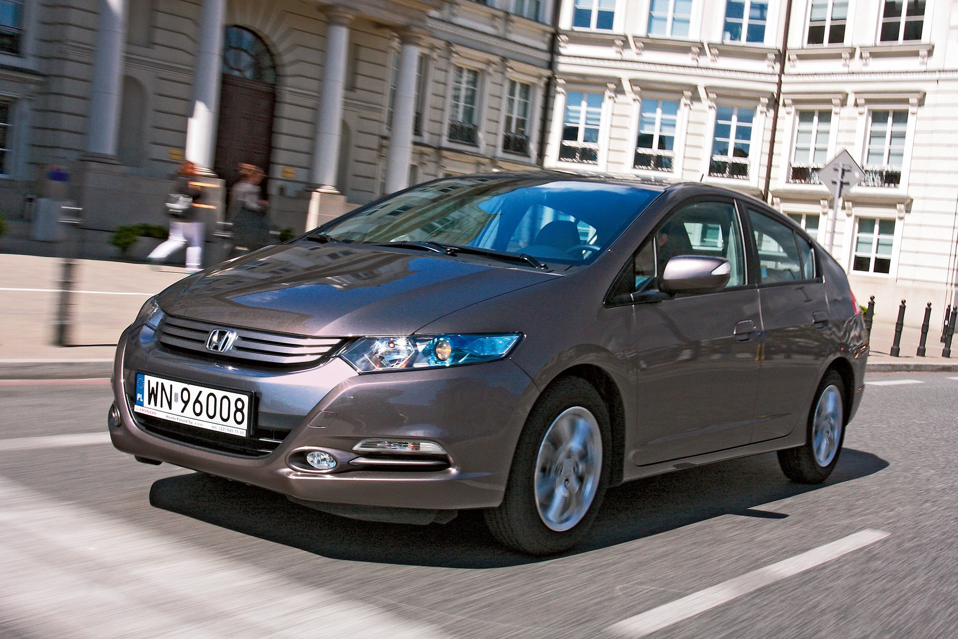 Z profilu Honda Insight wygląda bardzo podobnie do Toyotty Prius